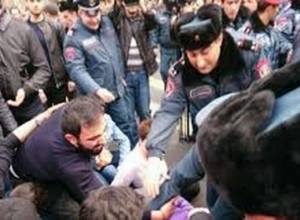 С места проведения акции протеста против демонтажа кафе на опере двоих отвезли в больницу