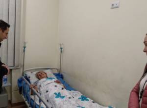 Мэр с супругой посетил женщину, получившую повреждение на территории оперы