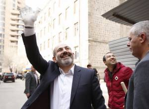 Համազգային թատրոնի նոր շենքի հիմնարկեքի արարողությունն ուշացավ Փաշինյանի քայլով