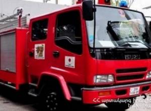 Գյումրիում այրվում են ավտոտնակների տանիքներ