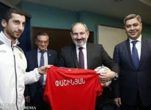 Հենրիխ Մխիթարյանը Փաշինյանին է նվիրել հավաքականի մարզաշապիկ ու գնդակ