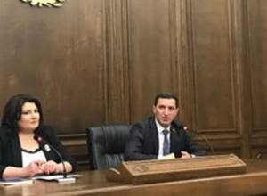 Нельзя одним росчерком пера увольнять авторитетов: Г. Петросян