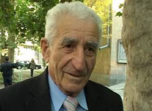 Раз в год им надо идти в банк