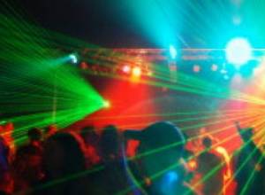 Танцующие выбежали из клуба