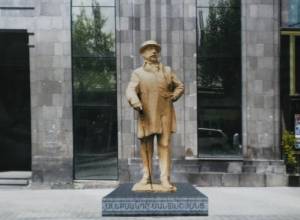 Статуя Нжде стала поводом для бурных обсуждений