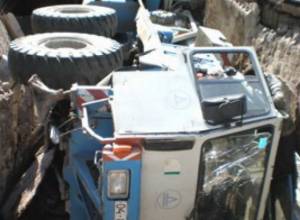 Автокран упал в яму