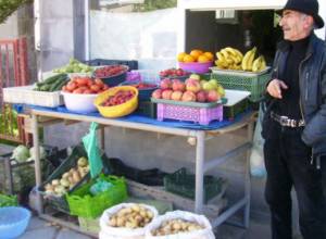 Торгуют и стар и млад