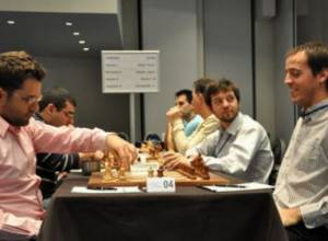 Мужчины преследуют лидеров