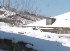 Гора Акои сползает на село