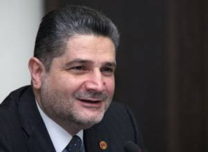 Премьер поздравил студентов