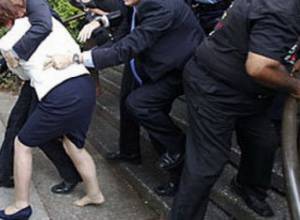 Посол вернул туфельку премьера