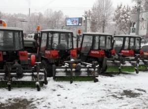 Посыпают солью и песком