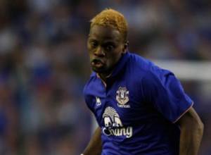 Футболист избегает девушек