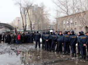 Полицейские выстроились в живую стену