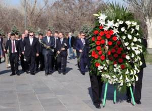 Возложили венки у Мемориала Цицернакаберд