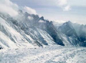 Более 100 военных  погребены под снегом