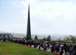 Поток людей не уменьшается