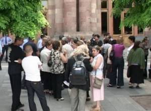 Недовольные выборами около здания Правительства