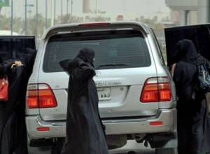 Арабские женщины хотят водить машину