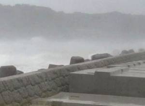 Япония: а теперь - тайфун