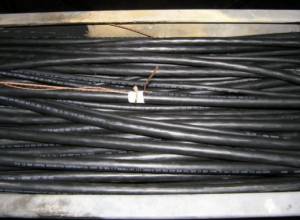 Кабели висят в подъездах многоквартирных домов