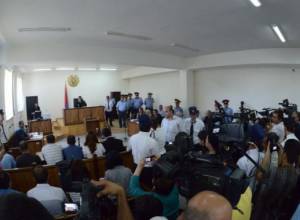 Инцидент у здания суда