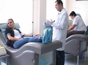 Футболка и открытка за кровь