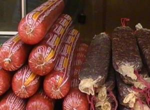 Мука, нитриты, фосфаты - в колбасе