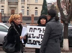 Сидячая акция у резиденции