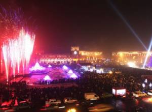 С шумом зажгли огни