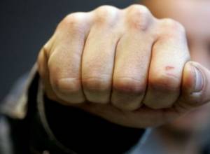 Ударил кулаком