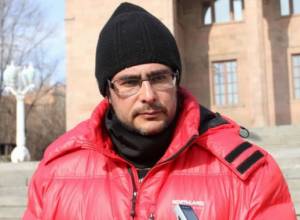 Кандидат сомневающихся зовет к себе домой