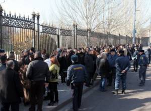 Стоматологи перед зданием НС