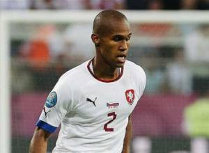 Защитник команды соперников получил травму