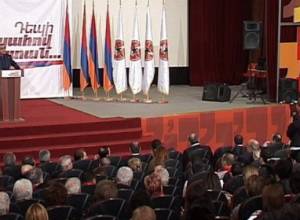 Не любит, когда его публично хвалят