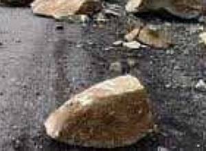 Кусок скалы скатился к дому