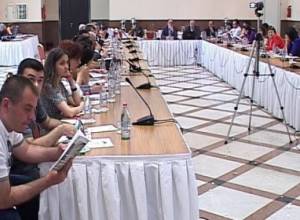 Пытают электрошокером, бьют ногами