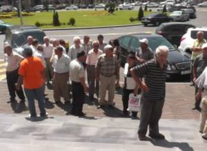 Продавцы старых вещей около мэрии