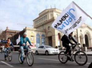 Родители с детскими колясками также против