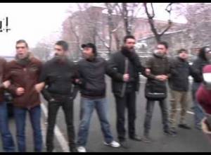 Քաշքշուք Ազգային ժողովի դիմաց