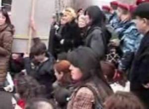 Բախում երթի սկզբում