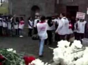 Ռուսական դեսպանատան դիմաց