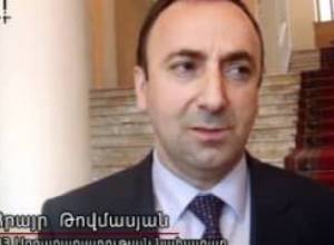 Նախարարն երկու գործ է անում