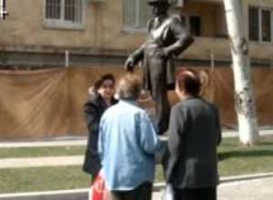 Մանթաշյանցի արձանը Աբովյան փողոցում