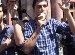 Կառավարության դիմաց