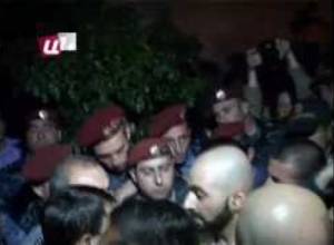 Ոստիկանները կենդանի պատ էին կազմել