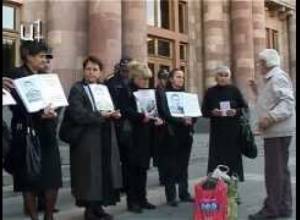 Խունկ վառեց զոհվածների հիշատակին