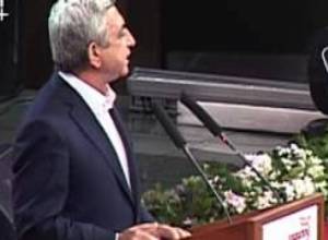 Սերժ Սարգսյանը իրեն նմանեցրեց կանթեղի հետ