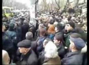 Նախագահականի դիմաց