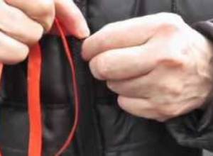 Հրապարակում բաժանվում էին նարնջագույն ժապավեններ